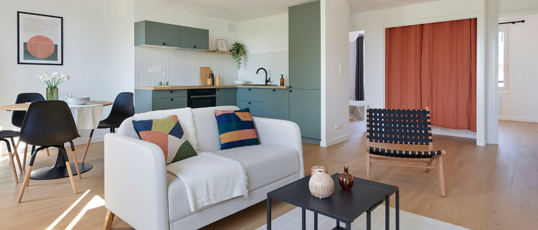 Home staging appartement vide à Nantes — salon meublé et décoré par AntePostea avant vente, pièce de vie avec canapé table basse et plantes, réalisation Loire-Atlantique